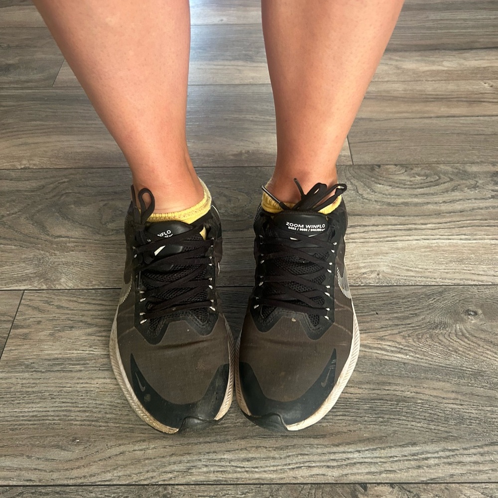 Worn Size 8 nike women running
Sneakers.